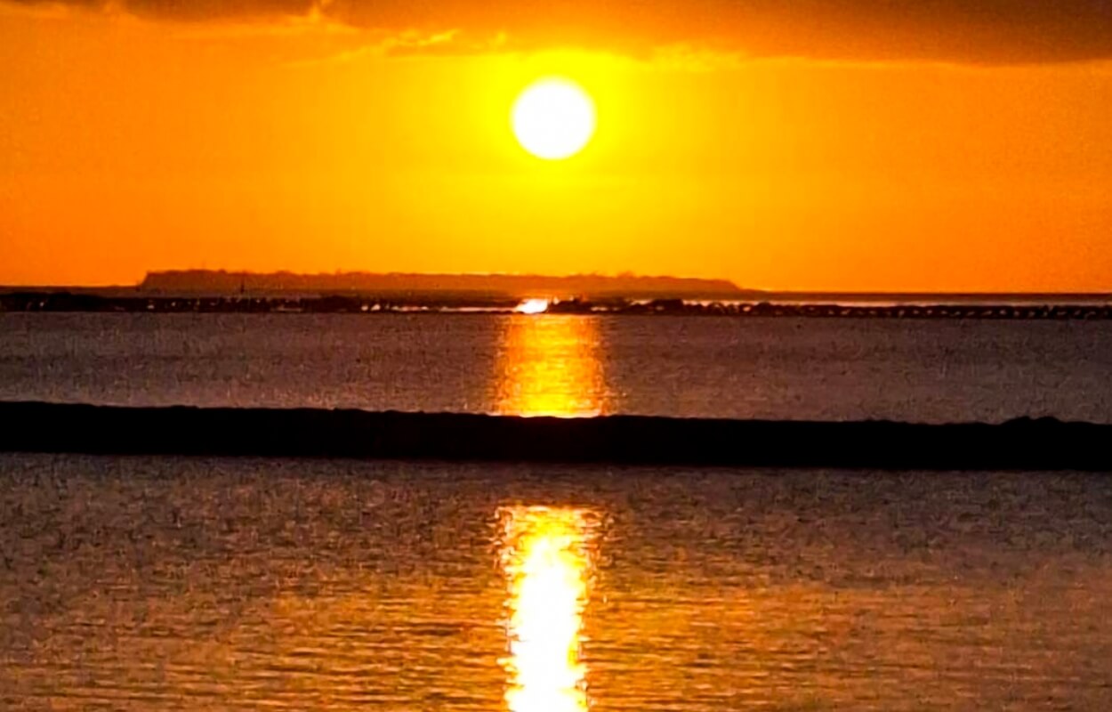 水納島で朝日・夕日を浴びる